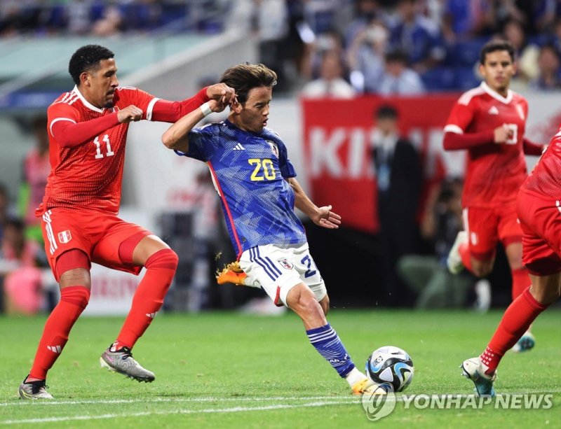슈팅을 시도하는 구보 다케후사 epa10701572 Japan's Takefusa Kubo (C) in action against Peru's Jesus Castillo (L) during an international friendly match between Japan and Peru in Suita, Osaka Prefecture, western Japan, 20 June 2023. EPA/JIJI PRESS JAPAN OUT EDITORIAL USE ONLY/