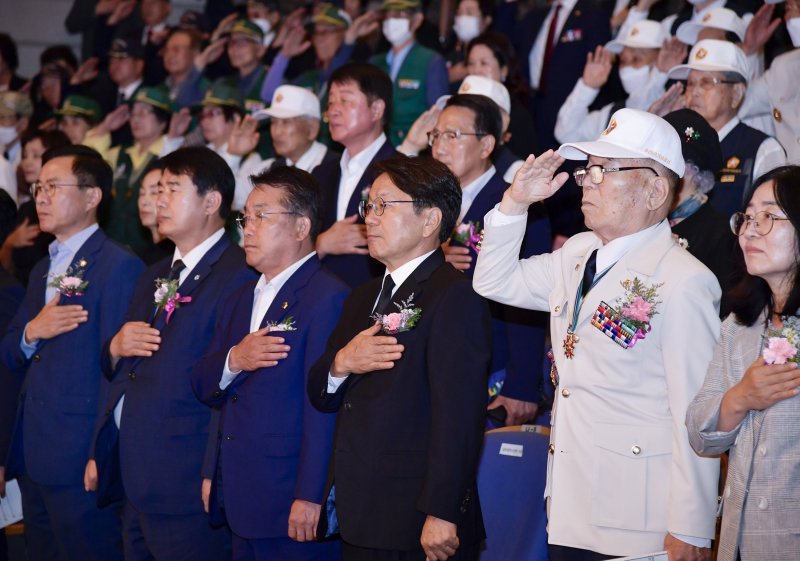 강기정 광주시장이 25일 남구 빛고을시민문화관에서 열린 '6·25전쟁 제73주년 기념식'에 참석해 참전유공자 등 내빈들과 국민의례를 하고 있다. (광주시 제공) 2023.6.25/뉴스1