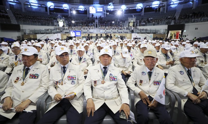 25일 오전 서울 중구 장충체육관에서 열린 6·25전쟁 제73주년 기념식에 영웅의 제복을 입은 참전용사들이 참석해 있다. 사진=뉴시스