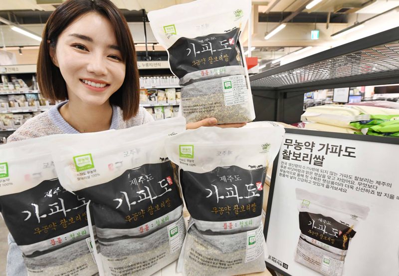 서울 등촌동 '홈플러스 메가푸드마켓' 강서점에서 지역 농가 상생 대표 상품으로 '가파도 찰보리쌀'을 선보이고 있다. 홈플러스 제공.
