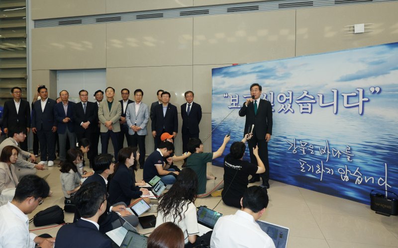 이낙연 더불어민주당 전 대표가 24일 오후 인천국제공항 제2여객터미널을 통해 귀국한 뒤 소감을 밝히고 있다. 1년간의 미국 유학 생활을 마친 이 전 대표는 "국민이 나라 걱정하는 지경＂이라며 ＂못다한 책임 다 할 것＂이라고 밝히는 모습을 윤영찬 의원(맨왼쪽) 등 친낙계 의원들이 지켜보고 있다. (공동취재) ⓒ News1 허경 기자