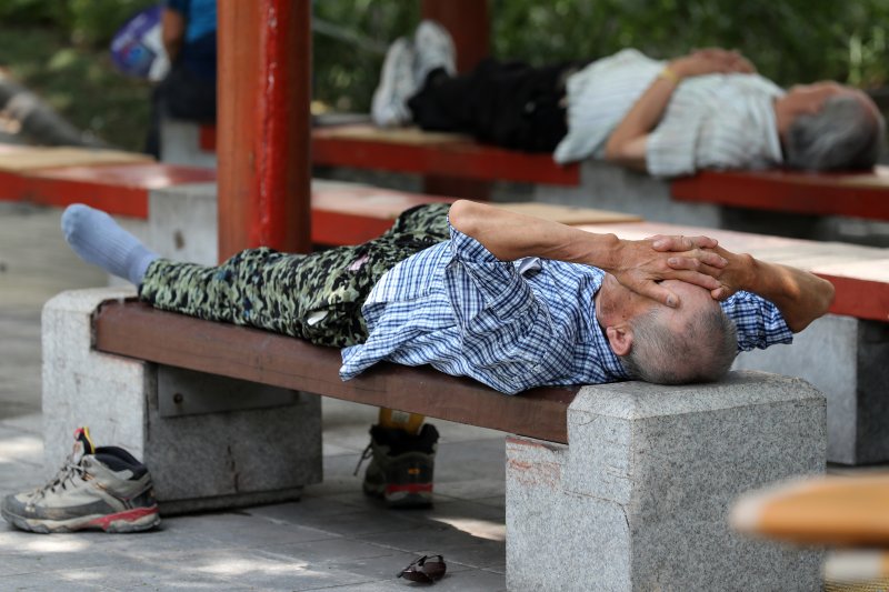 무더위에 지친 노인들이 벤치에 누워 낮잠을 청하고 있다. 2018.7.18/뉴스1 ⓒ News1 공정식 기자
