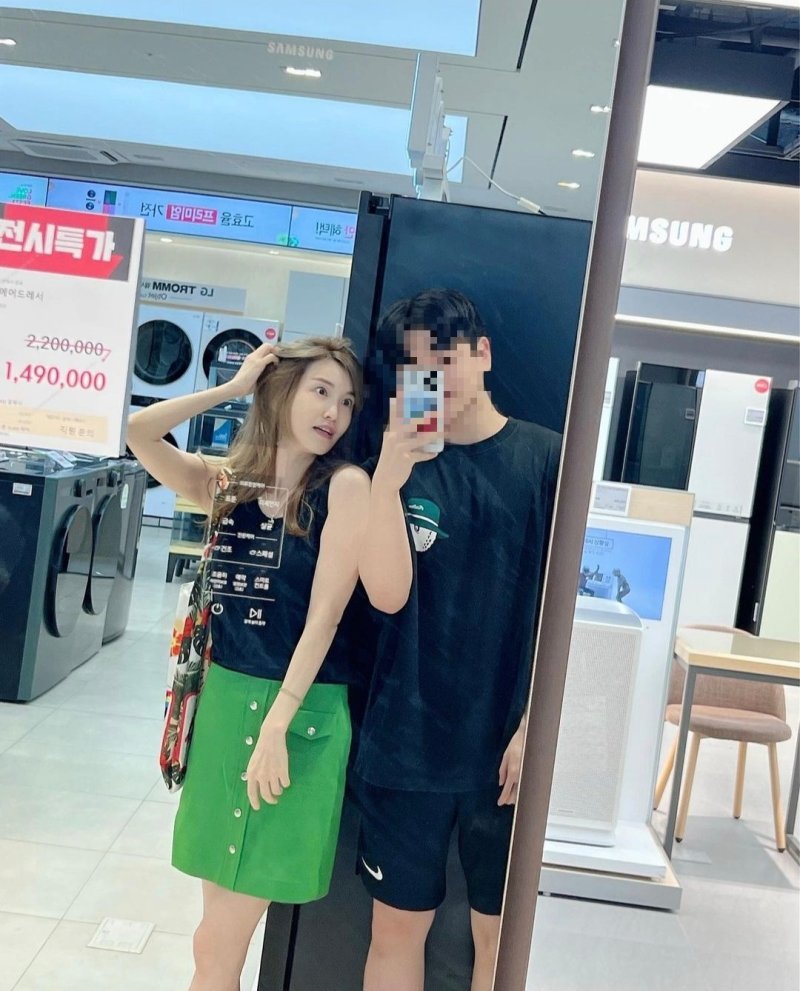 [서울=뉴시스] 가수 윤민수의 아내 김민지 씨가 아들 윤후와의 일상을 공개했다. (사진=김민지 씨 인스타그램 캡처) 2023.06.26. photo@newsis.com *재판매 및 DB 금지