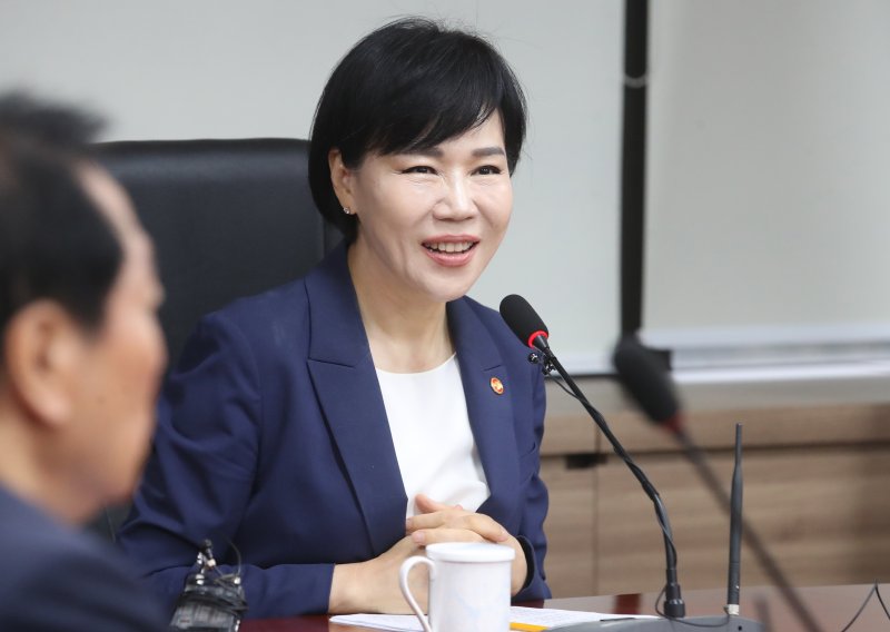 [서울=뉴시스] 김명원 기자 = 전현희 국민권익위원장이 26일 오전 서울 종로구 정부서울청사에서 열린 퇴임 기자 간담회에 참석해 퇴임 앞둔 소회를 밝히고 있다. 2023.06.26. kmx1105@newsis.com