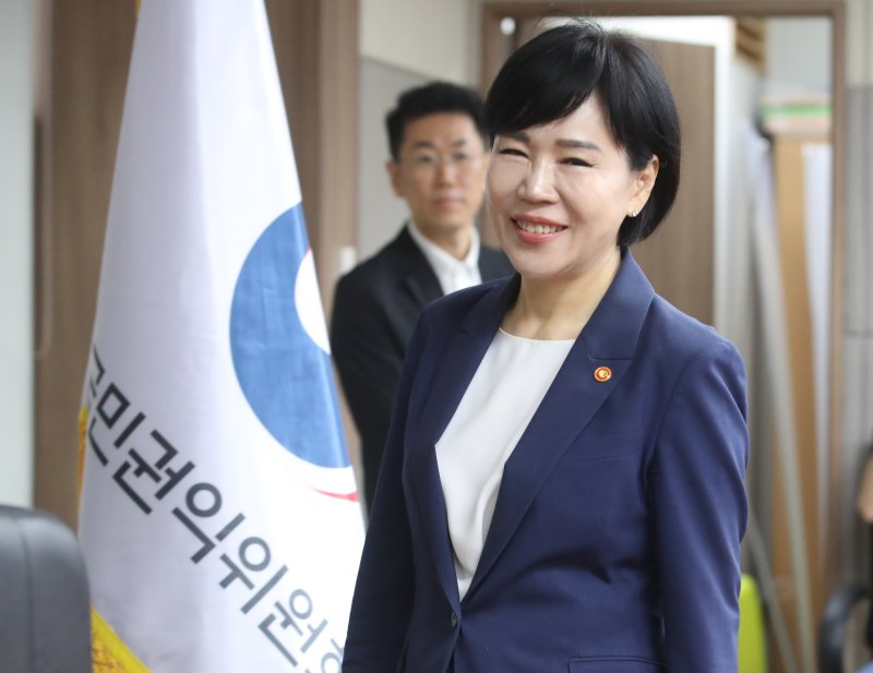 [서울=뉴시스] 김명원 기자 = 전현희 국민권익위원장이 26일 오전 서울 종로구 정부서울청사에서 열린 퇴임 기자 간담회에 참석하고 있다. 2023.06.26. kmx1105@newsis.com