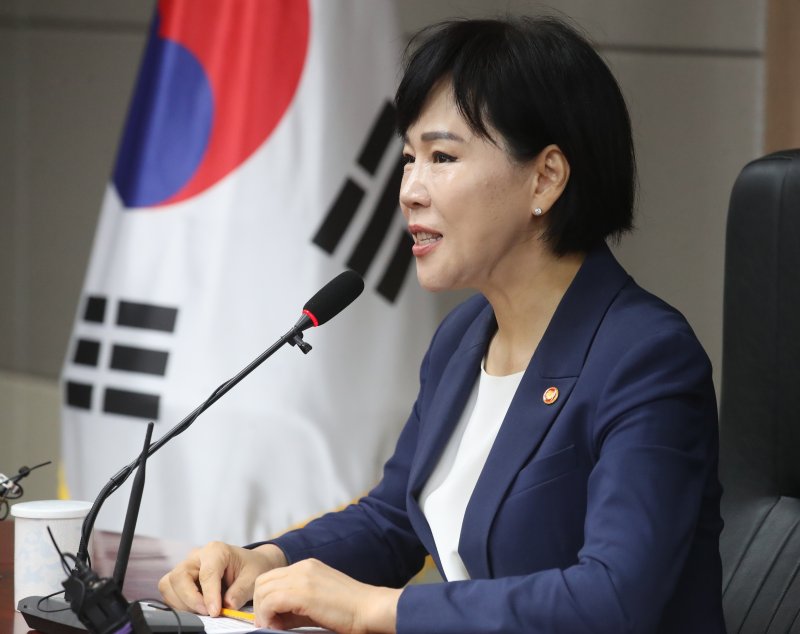 [서울=뉴시스] 김명원 기자 = 전현희 국민권익위원장이 26일 오전 서울 종로구 정부서울청사에서 열린 퇴임 기자 간담회에 참석해 퇴임 앞둔 소회를 밝히고 있다. 2023.06.26. kmx1105@newsis.com