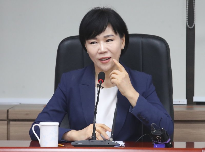 [서울=뉴시스] 김명원 기자 = 전현희 국민권익위원장이 26일 오전 서울 종로구 정부서울청사에서 열린 퇴임 기자 간담회에 참석해 퇴임 앞둔 소회를 밝히고 있다. 2023.06.26. kmx1105@newsis.com