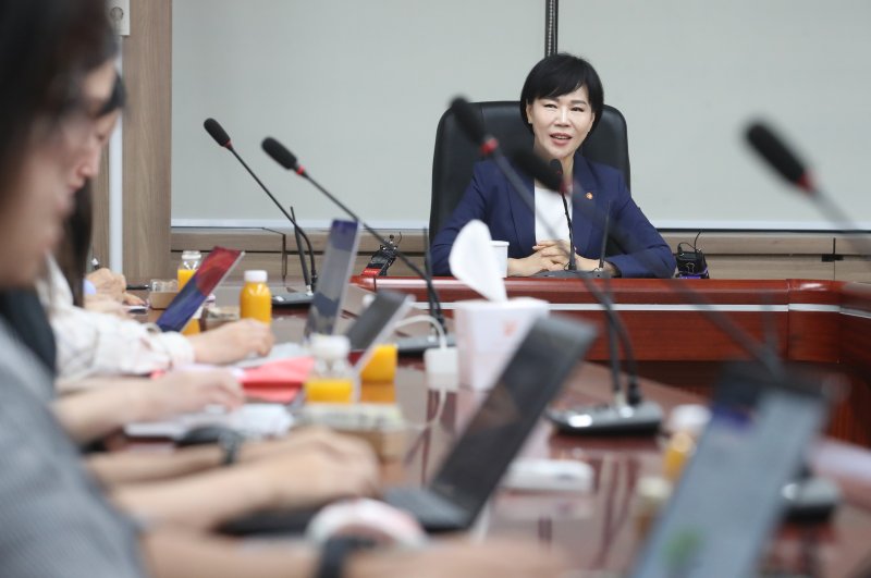 [서울=뉴시스] 김명원 기자 = 전현희 국민권익위원장이 26일 오전 서울 종로구 정부서울청사에서 열린 퇴임 기자 간담회에 참석해 퇴임 앞둔 소회를 밝히고 있다. 2023.06.26. kmx1105@newsis.com