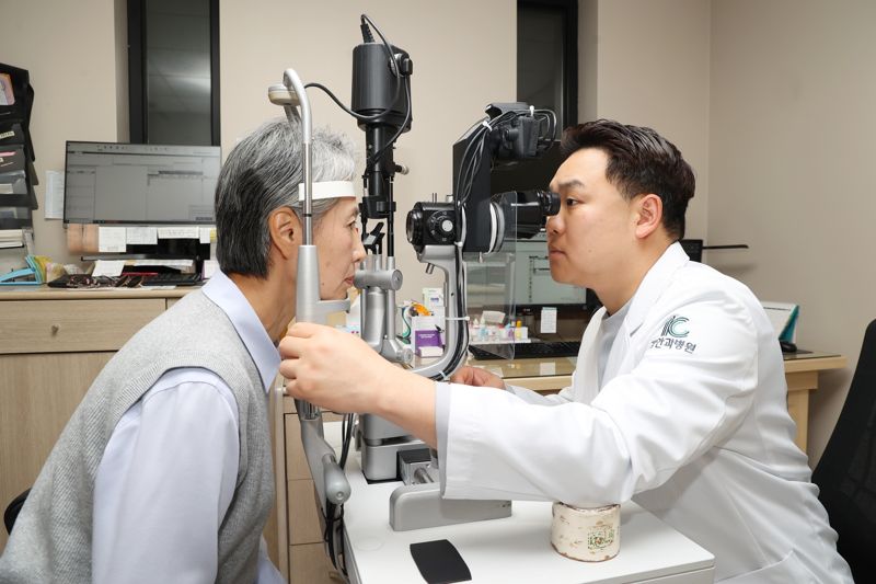 세극등현미경 검사 받는 60대 여성. 김안과병원 제공