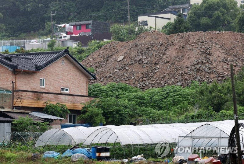 위험하네 위험하네 (춘천=연합뉴스) 양지웅 기자 = 전국 곳곳에 장맛비가 내리는 26일 강원 춘천시 서면의 한 주택 위 절개지에 토사가 노출돼 위험한 모습을 보이고 있다. 2023.6.26 yangdoo@yna.co.kr (끝)