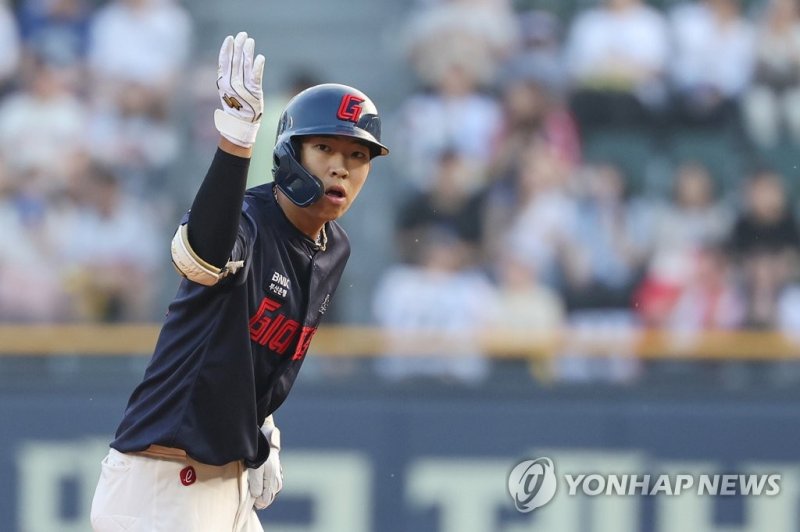 김민석 김민석 2루타 (서울=연합뉴스) 신현우 기자 = 23일 서울 잠실야구장에서 열린 2023 프로야구 롯데 자이언츠와 LG 트윈스의 경기. 3회초 1사 롯데 김민석이 2루타를 쳐낸 뒤 기뻐하고 있다. 2023.6.23 nowwego@yna.co.kr (끝)