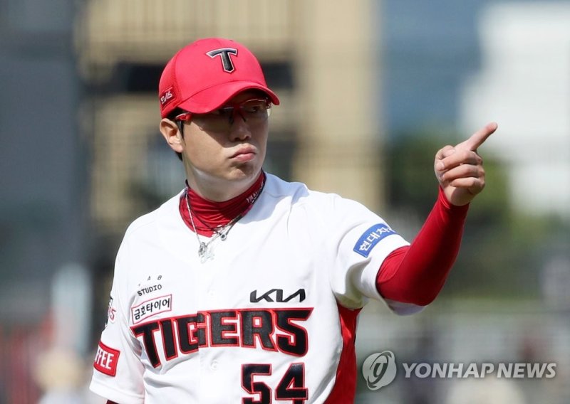 양현종 포수 한승택 격려하는 양현종 (광주=연합뉴스) 조남수 기자 = 21일 광주기아챔피언스필드에서 열린 프로야구 키움 히어로즈와 KIA 타이거즈의 경기. KIA 양현종이 6회초 투구를 마친 뒤 더그아웃으로 향하며 포수 한승택을 격려하고 있다. 2023.5.21 iso64@yna.co.kr (끝)