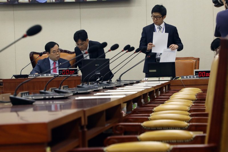 지난 26일 오후 서울 여의도 국회에서 열린 과학기술정보방송통신위원회 전체회의에 국민의힘 의원 자리가 비어 있다. 이날 과방위 전체회의는 여야의 의사일정 합의 불발을 이유로 회의시작 직후 산회를 선포하면서 파행됐다. 사진=뉴스1