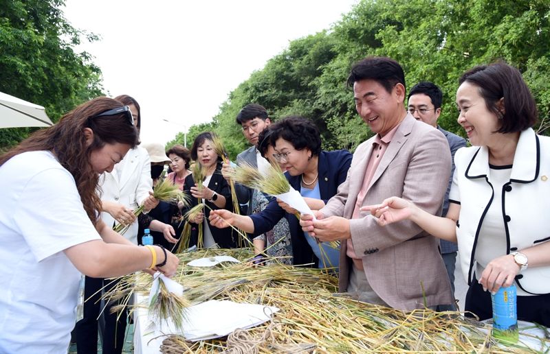 김동근 의정부시장이 지난 16일 '청보리길 걸어보리' 행사에서 청보리 꽃다발 만들기 체험에 참여하고 있다. 의정부시 제공