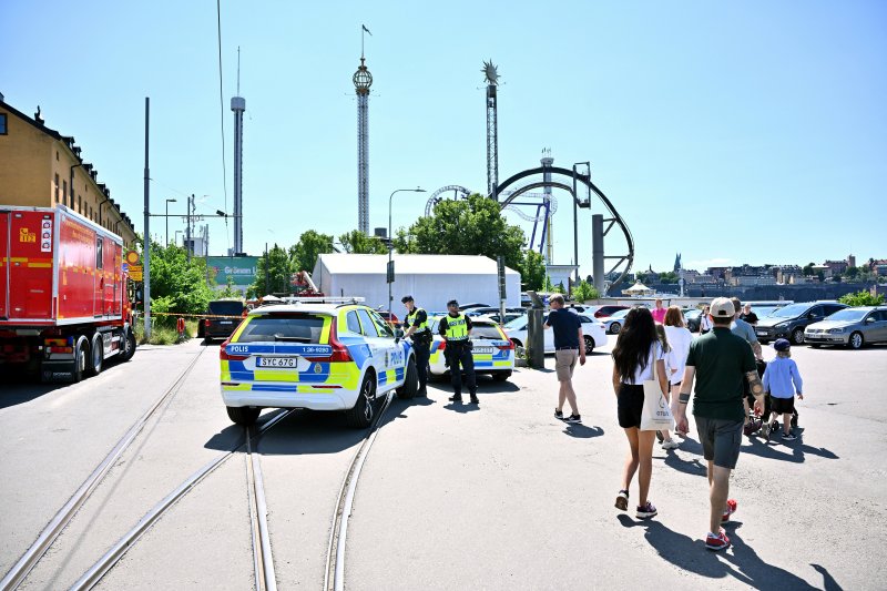 25일(현지시간) 스웨덴 스톡홀름의 그뢰나 룬드 놀이공원 주차장에 경찰차들이 세워져 있다. 이날 이곳 롤러코스터에서 탈선 추락 사고가 발생해 사상자가 발생했다. 2023.06.25/ ⓒ 로이터=뉴스1 ⓒ News1 권진영 기자