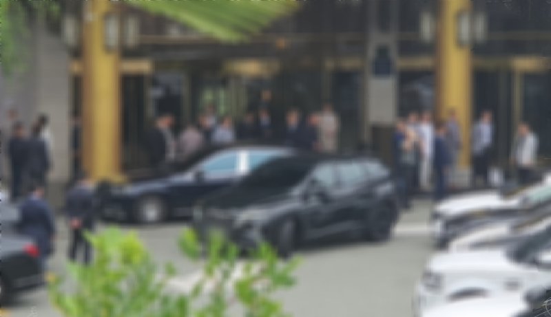 25일 오후 유명 폭력조직 '신20세기파' 두목의 결혼식이 열리는 부산 중구 한 호텔 앞에 하객들이 모여 있다.2023.6.25/뉴스1 노경민 기자