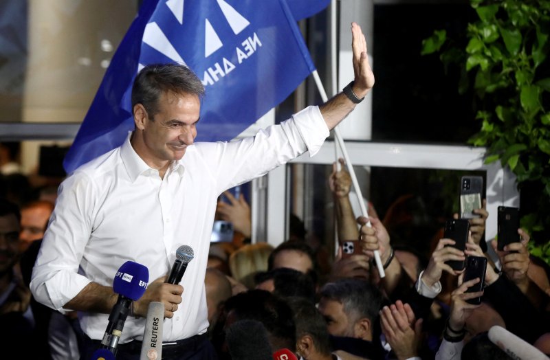 그리스의 키리아코스 미초타키스 총리가 25일(현지시간) 2차 총선 이후 수도 아테네의 집권 신민주주의당(ND·신민당) 당사 앞에서 지지자들에게 연설하고 있다. 로이터 뉴스1