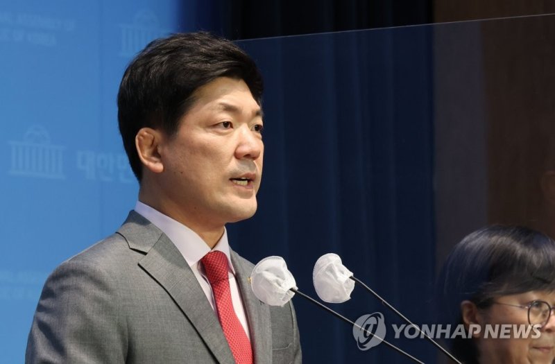 이용 의원 최고위원 출마 선언하는 이용 (서울=연합뉴스) 하사헌 기자 = 국민의힘 이용 의원이 2일 오전 서울 여의도 국회 소통관에서 국민의힘 최고위원 출마선언 기자회견을 하고 있다. 2023.2.2 toadboy@yna.co.kr (끝)