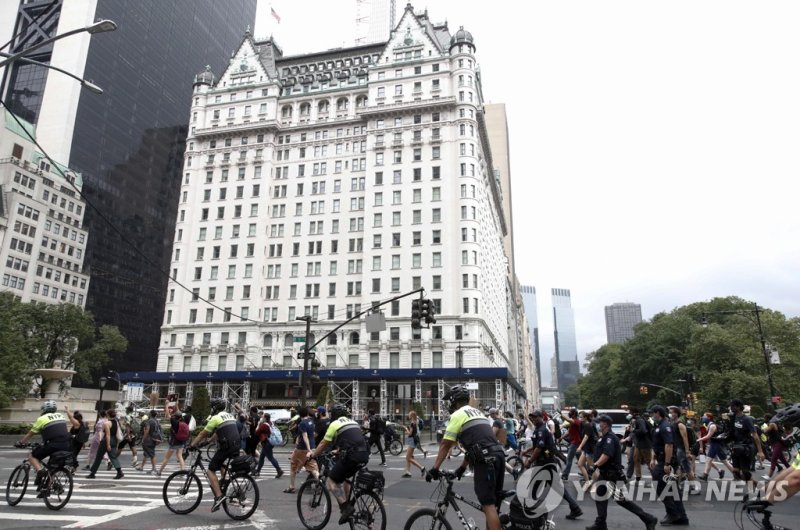미국 뉴욕 플라자호텔 epa08479891 Protestors hold up signs while demonstrating in the street past The Plaza Hotel in New York, USA, 11 June 2020, over the death of George Floyd. A bystander's video posted online on 25 May, appeared to show George Floyd, 46, pleading with arresting Minneapolis Police officers 