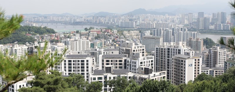 [서울=뉴시스] 김선웅 기자 = 당첨 시 5억원 가량의 시세차익이 예상된 흑석리버파크자이 2가구에 93만여 명이 몰려 단일 아파트 단지로는 역대 최다 신청 건수를 기록했다. 한국부동산원 청약홈 통계에 따르면 흑석리버파크자이는 무순위 물량 1가구에 82만9804명과 계약 취소 주택 1가구 청약에 10만4924명, 총 93만4728명이 신청했다. 27일 서울 동작구 흑석리버파크자이 단지의 모습. 2023.06.27. mangusta@newsis.com <저작권자ⓒ 공감언론 뉴시스통신사. 무단전재-재배포 금지.> /사진=뉴시스화상