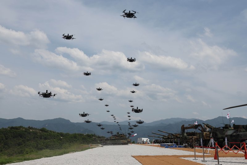 국방부는 지난 5월 25일 경기 포천 승진과학화훈련장에서 2023 연합-합동 화력격멸훈련을 실시했다고 밝혔다. 사진은 사전훈련에서 군집드론 비행을 선보이는 모습. 사진=국방부 제공