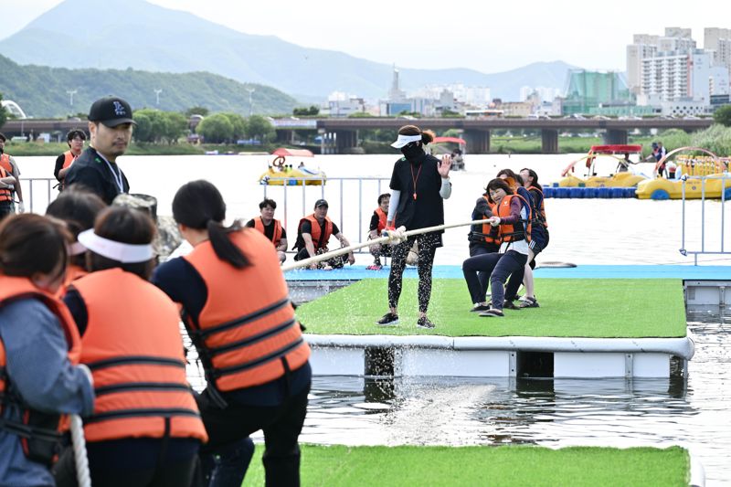 2023 태화강 마두희 축제의 일환으로 진행된 수상 줄다리기 모습. 울산 중구 제공