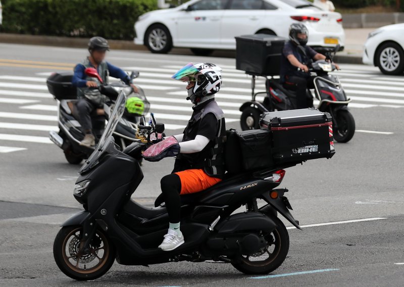 자료사진(오토바이를 타고 이동하고 있는 배달 노동자들의 모습). 사진=뉴시스