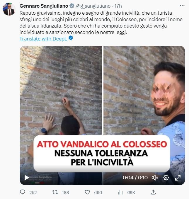 한 남성 관광객이 이탈리아 로마의 콜로세움에 자신과 연인의 이름을 새기는 영상이 26일(현지시간) 온라인에 확산돼 공분을 사고 있다. 사진=산줄리아노 장관 트위터, 뉴스1