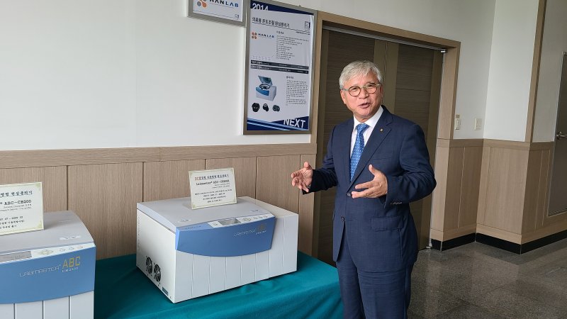 충북 오송에 위치한 한랩 본사에서 류희근 한랩 대표가 세계 최초의 자동평형 원심분리기 '랩마스터' 기계에 대해 설명하고 있다. 사진=강재웅 기자