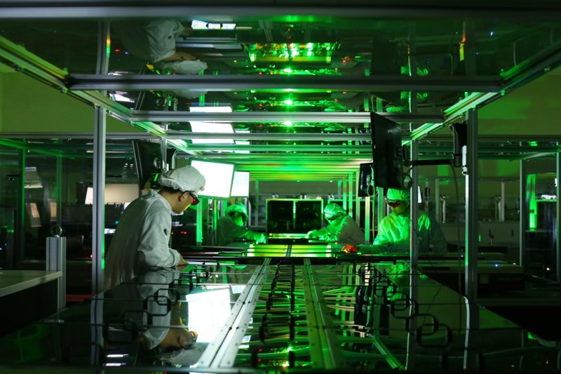 IBS 초강력 레이저 과학연구단과 GIST 고등광기술연구소에서 운영 중인 국내 최대 규모의 초강력레이저를 연구원들이 정렬하고 있다. 전남도 제공
