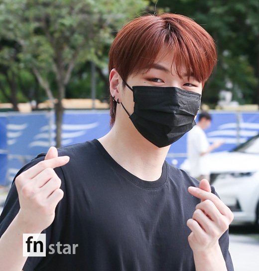 [포토] 강다니엘, '훅 치고 들어오는 하트'