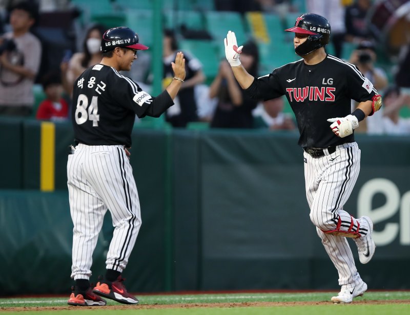 27일 오후 인천 미추홀구 문학동 SSG랜더스필드에서 열린 프로야구 '2023 신한 SOL KBO리그' LG트윈스와 SSG랜더스의 경기 5회초 LG 선두타자 김민성이 솔로 홈런을 날린 뒤 3루 베이스를 돌아 박용근 코치와 하이파이브를 나누고 있다. 2023.6.27/뉴스1 ⓒ News1 박정호 기자