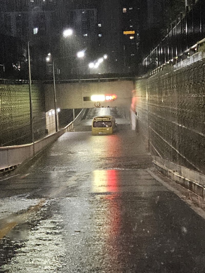 광주 북구 죽림 지하차도가 침수돼 버스가 잠겨 있다.(독자제공) 2023.6.27/뉴스1