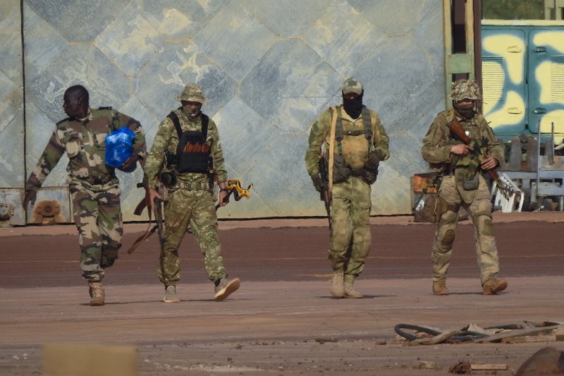 프랑스군이 아프리카 말리 북부에서 촬영한 날짜없는 사진 속에 3명의 러시아인 용병들(오른쪽부터)들이 시가지를 순찰하고 있다.AP뉴시스