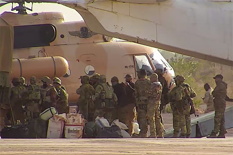 프랑스군이 아프리카 말리 북부에서 촬영한 날짜 없는 사진 속에 러시아 용병들로 보이는 이들이 헬리콥터에 탑승하고 있다.AP연합뉴스