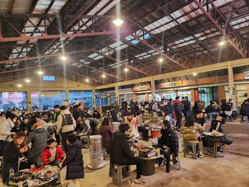 예산시장에서 방문객들이 식사를 즐기고 있다.(예산군 제공)/뉴스1