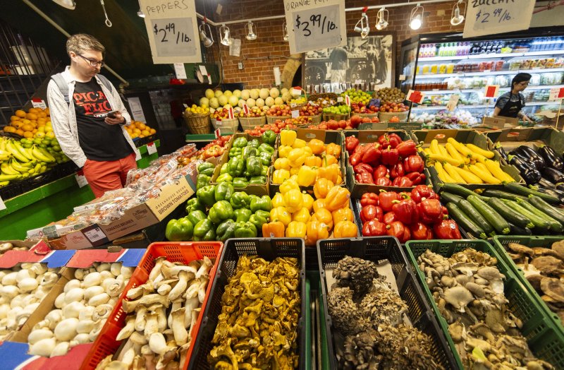 한 소비자가 상점에서 농산물을 살펴보고 있다. /사진=신화연합뉴스