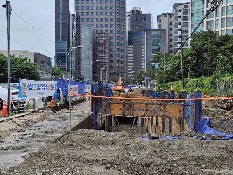 서초구 방배동 사당천 단면확장 하수암거 신설공사 현장 [촬영 이율립]