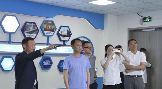 (왼쪽부터) 줘중바이오 컬러레이 회장, 톈융 상하이쩐천유한회사 회장이 컬러레이 중국 본사에서 현장 탐방을 진행하고 있다. 사진=컬러레이