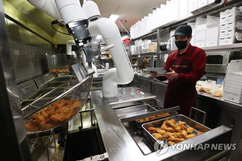 로봇, 치킨 튀기고 탈유 로봇, 치킨 튀기고 탈유 (남양주=연합뉴스) 강민지 기자 = 치킨 조리용 협동 로봇이 도입된 경기 남양주시 교촌치킨 다산신도시1호점에서 관계자가 치킨 튀김ㆍ탈유 과정을 지켜보고 있다. 2023.1.25 mjkang@yna.co.kr (끝)
