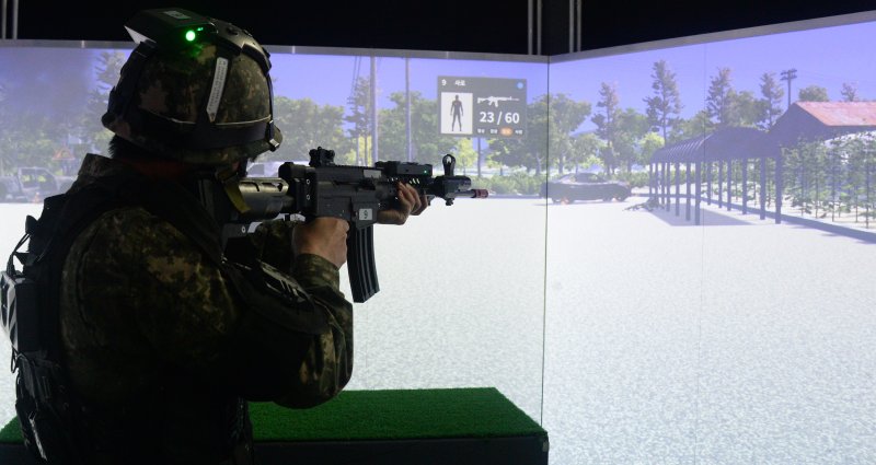 코로나19로 중단 및 축소되었던 예비군 훈련이 4년 만에 정상 시행된 28일 전북 남원시 남원예비군훈련장에서 한 예비군이 VR 모의 사격훈련을 하고 있다. 사진=뉴시스