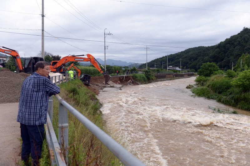밤 사이 폭우가 내린 28일 오전 광주 북구 석곡천 제방 50m가량이 붕괴돼 북구청 관계자 등이 복구 작업을 하고 있다. 2023.6.28/뉴스1 ⓒ News1 이승현 기자