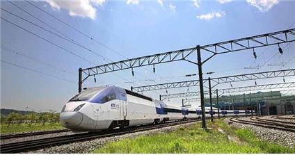 세계 네 번째로 자체 고속철도 기술로 만든 KTX-산천. 한국철도공사 제공