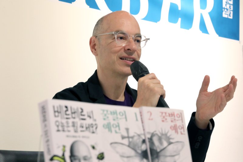 [서울=뉴시스] 박진희 기자 = 프랑스 작가 베르나르 베르베르가 28일 서울 중구 달개비에서 내한 기자간담회를 하고 있다. 이번 방한은 베르베르 작가의 데뷔 30주년이자 신작 장편소설 '꿀벌의 예언' 출간을 맞아 이뤄졌다. 2023.06.28. pak7130@newsis.com