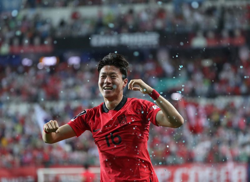 황의조가 20일 대전 유성구 대전월드컵경기장에서 열린 하나은행 초청 대한민국과 엘살바도르의 축구 국가대표 평가전에서 첫 골을 성공시킨 후 세리머니를 하고 있다. 2023.6.20/뉴스1 ⓒ News1 신웅수 기자