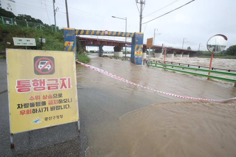 밤 사이 내린 폭우로 28일 광주시 광산구 광신대교 밑 도로가 침수돼 통제되고 있다. 2023.6.28/뉴스1 ⓒ News1 김태성 기자