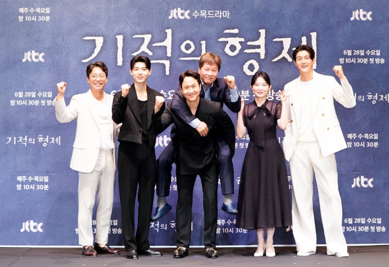 배우 오만석, 배현성, 정우, 박찬홍 PD,박유림, 이기우(왼쪽부터)사진 제공=JTBC '기적의 형제'