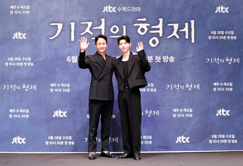 정우(왼), 배현성 사진 제공=JTBC '기적의 형제'