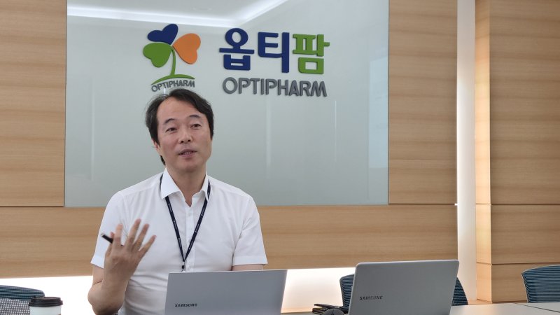 지난 24일 충북 오송에 위치한 옵티팜 본사에서 김현일 대표가 회사에 대해 설명하고 있다. 사진=강재웅 기자