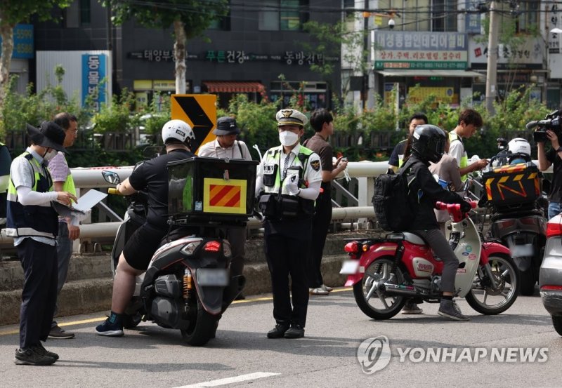두 바퀴 차 특별단속 두 바퀴 차 특별단속 (서울=연합뉴스) 윤동진 기자 = 28일 오후 관악구 서울대벤처타운역 인근에서 관악경찰서 경찰들이 두 바퀴 차 특별단속을 실시하고 있다. 2023.6.28 mon@yna.co.kr (끝)